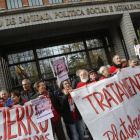 Familiares y afectados por la hepatitis C se manifiestan frente al Ministerio de Sanidad, este sábado.-Foto: AGUSTÍN CATALÁN