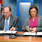 La consejera de Familia e Igualdad de Oportunidades, Milagros Marcos, firma un convenio de colaboración con el presidente del Grupo Matarromera, Carlos Moro-Ical