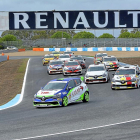 Varios coches durante una de las pruebas correspondiente a la competición de la Clio Cup.-EL MUNDO