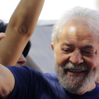 Lula saluda a sus seguidores frente a la sede del sindicato metalúrgico.-NELSON ANTOINE