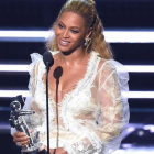 Beyoncé recoge el premio al mejor vídeo.-AP / CHARLES SYKES