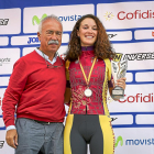 Isabel Martín, en el podio junto a Roberto Coca, presidente de la Territorial.-MIGUEL ÁNGEL SANTOS