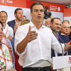 Pedro Sánchez celebra su victoria en Ferraz, con Óscar Puente justo detrás-JAVIER BARBANCHO