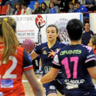 Imagen del último duelo jugado entre vallisoletanas y malagueñas.-M. FERNÁNDEZ