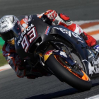 Marc Márquez ha probado hoy, en Cheste (Valencia), el primer prototipo de su moto de 2018 de Honda.-ALEJANDRO CERESUELA