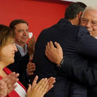 Pedro Sánchez se abraza a Josep Borrell celebrando los resultados electorales en Europa.-JOSE LUIS ROCA