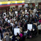 Cientos de ciudadanos ecuatorianos depositan su voto en las mesas instaladas en el complejo deportivo municipal Mar Bella de Barcelona.-QUIQUE GARCÍA / EFE