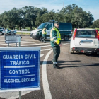 La Guardia Civil durante un control en la carreteras.-EUROPA PRESS
