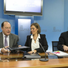 La consejera de Familia e Igualdad de Oportunidades, Milagros Marcos (C), suscribe un convenio de colaboración con el presidente de la Asociación de la Industria Alimentaria de Castilla y León (Vitartis), Carlos Moro (i). Les acompaña en la imagen, Jesús -Ical