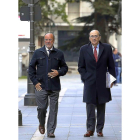 Acompañado por su abogado, José María Tejerina, León de la Riva llegó al juzgado  poco antes de las once de la mañana.-ICAL