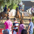 Un grupo de visitantes observa el entrenamiento a caballo de participantes de la Feria, en el Parque de la Dársena del Canal.-MIGUEL ÁNGEL SANTOS