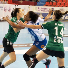 Joana Bolling es frenada en su penetración por dos jugadoras del Elche.-PABLO REQUEJO / PHOTOGENIC