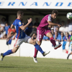 Ángel chuta ante la presencia de un jugador del Oviedo en el partido disputado ayer en Luarca.-DAVID S. BUSTAMANTE
