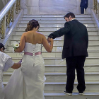 Una novia sube las escaleras del ayuntamiento de Valladolid.-T. SANCHO (PHOTOGENIC)