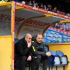 Guardiola charla con Rodolf Borrell, asistente suyo, en el banquillo del estadio del Huddersfield.-GETTY / LAURENCE GRIFFITHS