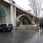 Agentes de la Policía Nacional en el lugar donde fue hallado el cadáver.- J. M. LOSTAU