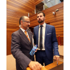 El portavoz socialista Luis Tudanca conversa con el portavoz de Ciudadanos, Luis Fuentes, en el debate del estado de la Comunidad el debate del estado de la Comunidad-ICAL