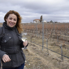 La enóloga Almudena Alberca, en el viñedo de la Finca Caserío de Dueñas, el proyecto de Bodegas Palacio 1894 en Villaverde de Medina (Valladolid), dentro de la DO Rueda.-ARGICOMUNICACIÓN