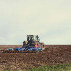 Un agricultor prepara los terrenos para iniciar la sementera en una parcela destinada a cereal.-ECB