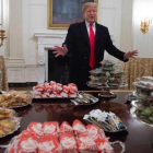 Trump ante las hamburguesas que encargó para recibir a un equipo de fútbol americano.-SAUL LOEB / AFP