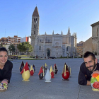 Rubén y Judit, con su colección de monas de chocolate inspiradas en la Semana Santa de Valladolid, y la iglesia de La Antigua al fondo.-ARGI