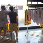 Un comprador compra una camiseta en la sede de la ANC, en septiembre del 2016.-RICARD FADRIQUE