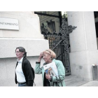 Manuela Carmena sale del Ayuntamiento de Madrid, el pasado 15 de junio, su primero como alcaldesa.-EL PERIÓDICO