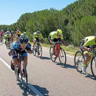 Grupo de escapados en la última etapa con Mateo Aparicio, quinto por la derecha, defendiendo el maillot amarillo junto a sus compañeros de equipo.-IÑAKI SOLA