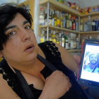Una de las vecinas de la localidad de Tórtoles de Esgueva muestra una foto de Pablo.-ICAL