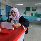 Una mujer asiste a votar en las elecciones de Túnez.-EFE