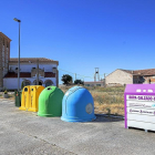Varios contenedores para facilitar  la recogida selectiva de residuos en la localidad vallisoletana de Aguasal.-J. M. LOSTAU