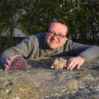 Alejandro del Valle, con un ejemplar de cuarzo amatista y otro de rosa de calcita, en los jardines del Museo de Ciencias de Cogeces del Monte, donde se encuentra su colección privada de minerales, fósiles y otros materiales autóctonos.-ARGI