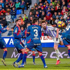 Un desaparecido Borja cabecea un balón que golpea en el jugador del Huesca.-PHOTO-DEPORTE