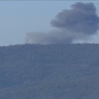 Fotograma del momento en el que cae el avión ruso derribado por Turquía.-