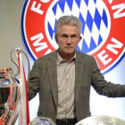 Jupp Heynckes posa con los cuatro títulos conseguidos con el Bayern en la temporada 2012-13-AFP / CHRISTOF STACHE