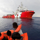 El barco Vos Hestia durante una operación de rescate.-REUTERS / STEFANO RELLANDINI
