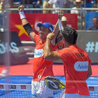 Fernando Belasteguín, brazos en alto, festeja su título número 200 y revalida junto a su compañero Pablo Lima el trofeo de campeón logrado en el WPT de Valladolid.-MIGUEL ÁNGEL SANTOS