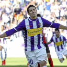 Óscar celebra haciendo el avión uno de sus goles esta temporada en el José Zorrilla-J.M. LOSTAU