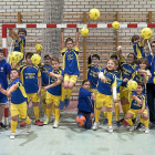 Los jugadores y jugadoras del Aldeamayor de San Martín, junto a su entrenador Kiko Villalba, lanzan balones en el polideportivo del municipio.-PABLO REQUEJO