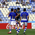 Valiente despeja ante tres jugadores del Recreativo, en su último partido como blanquivioleta.-E.M.