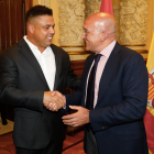 El presidente de la Diputación, Jesús Julio Carnero, saluda a Ronaldo en el Ayuntamiento.-J. M. LOSTAU