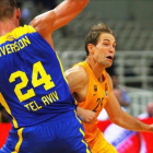 Iverson, del Maccabi, intenta frenar a Koponen en el torneo disputado en Atenas.-EFE / SPYROS CHORCHOUBAS