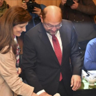 Martin Schulz vota junto con su esposa.-AP / GEERT VANDEN WIJNGAERT