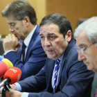 El consejero de Sanidad, Antonio María Sáez, junto al presidente de la Asociación de Hipercolesterolemia Familair, Pedro Mata(D), y el director general de Asistencia Sanitaria, José María Pino(I)-Ical