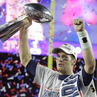 El 'quaterback' Tom Brady, de los Patriots, con el trofeo que le acredita como jugador más valioso de la Super Bowl.-Foto: AP / MICHAEL CONROY