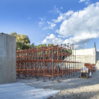 Material apilado en la zona baja donde se levantará la cimbra para sustentar la nueva estructura.-ISRAEL L. MURILLO