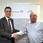 Eduardo Luis López Enriquez, director Territorial de Caja España-Duero en Valladolid y José Jaime Fernández Lafuente, presidente de APEHVA, firman un acuerdo de colaboración-Ical