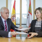 José Luis Concepción y Alicia García durante la firma del acuerdo.-SANTI OTERO