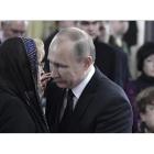 Putin consuela a la viuda del embajador ruso asesinado en Ankara, Andréi Kárlov.-ALEXEI NIKOLSKI / SPÚTNIK