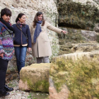 Presentación de la excavación arqueológica en la muralla de Segovia. En la imagen, la arqueóloga, Clara Martín (D); la jefa del Servicio Territorial de Cultura y Turismo, Ruth Llorente (C) y la concejala de Patrimonio Histórico y Turismo, Claudia de Santo-Ical